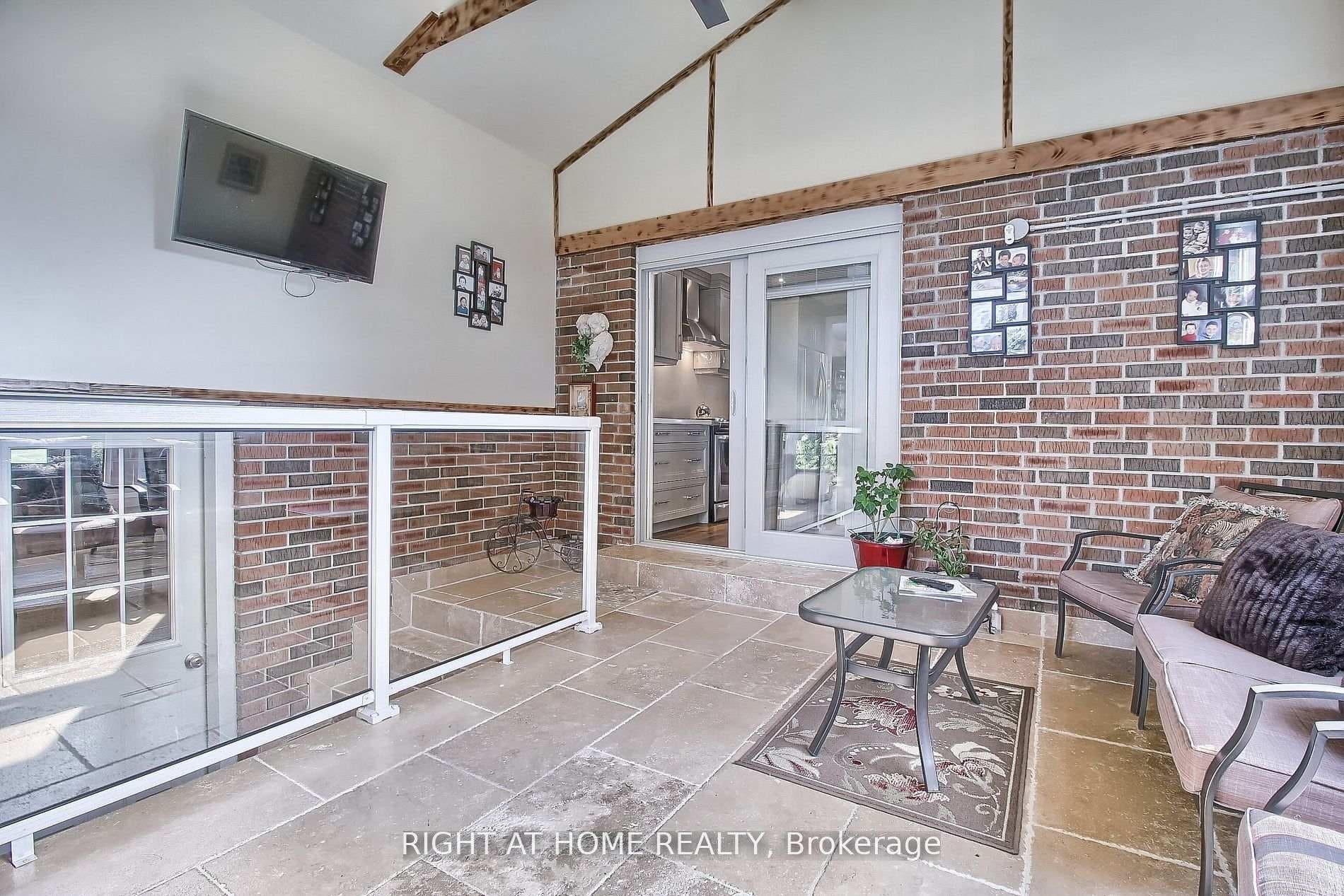 Familyroom W/Acc To Garage