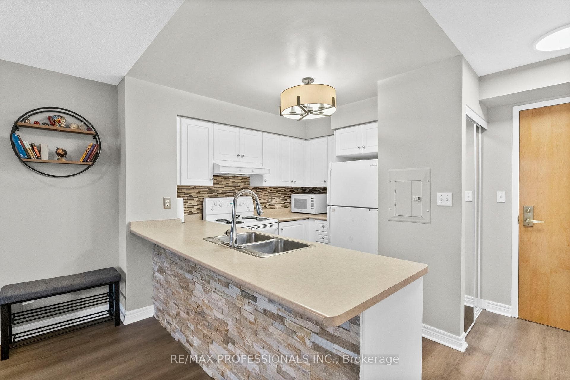 43 Eglinton Avenue Unit 608 photo 4