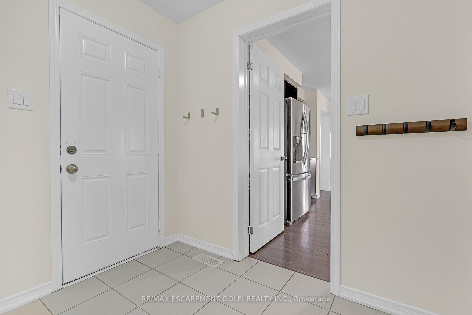8561 DOGWOOD Crescent photo 10