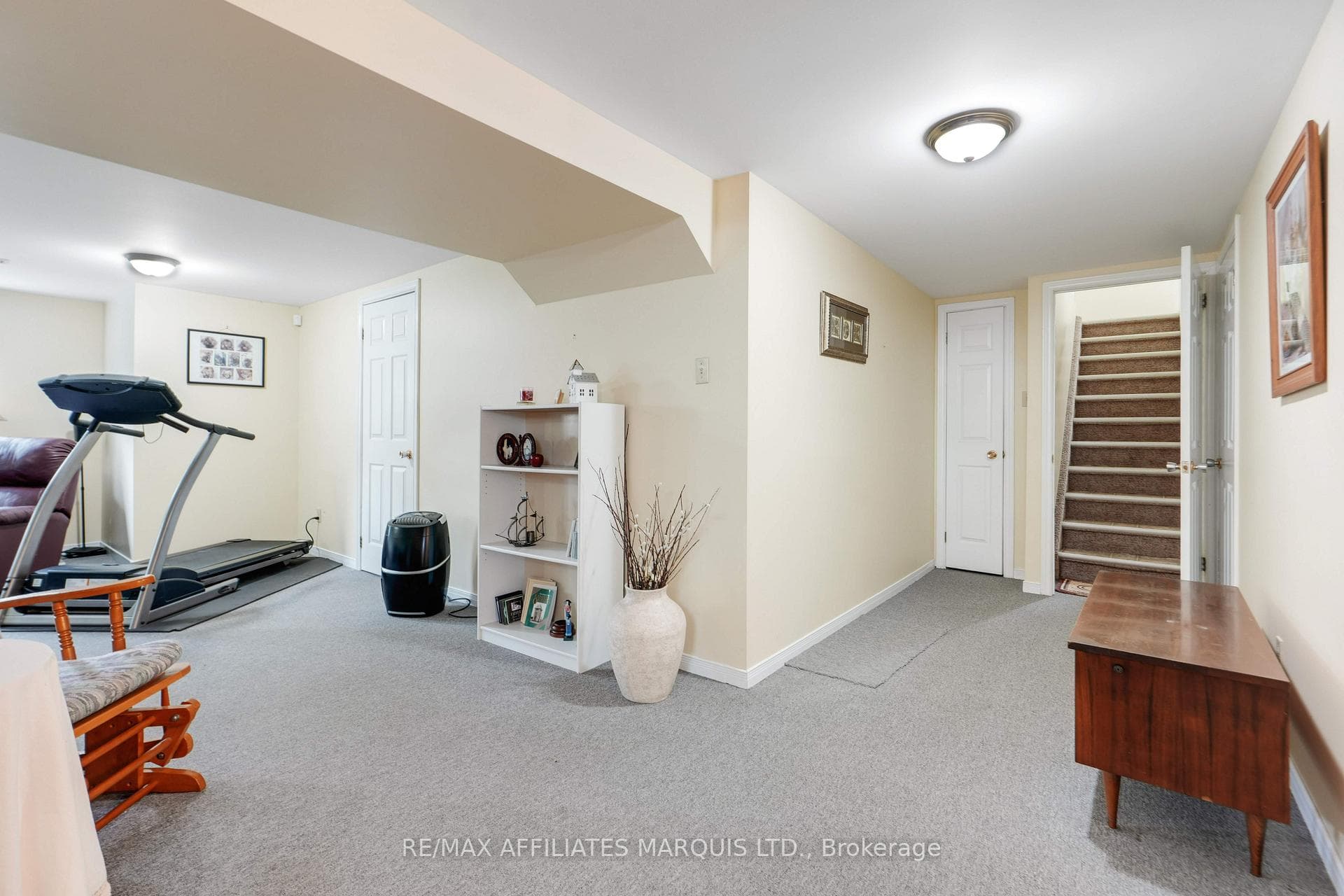 297 Ivan Crescent photo 22