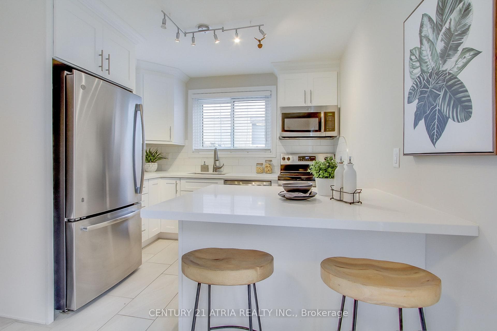672 Elgin Street photo 8