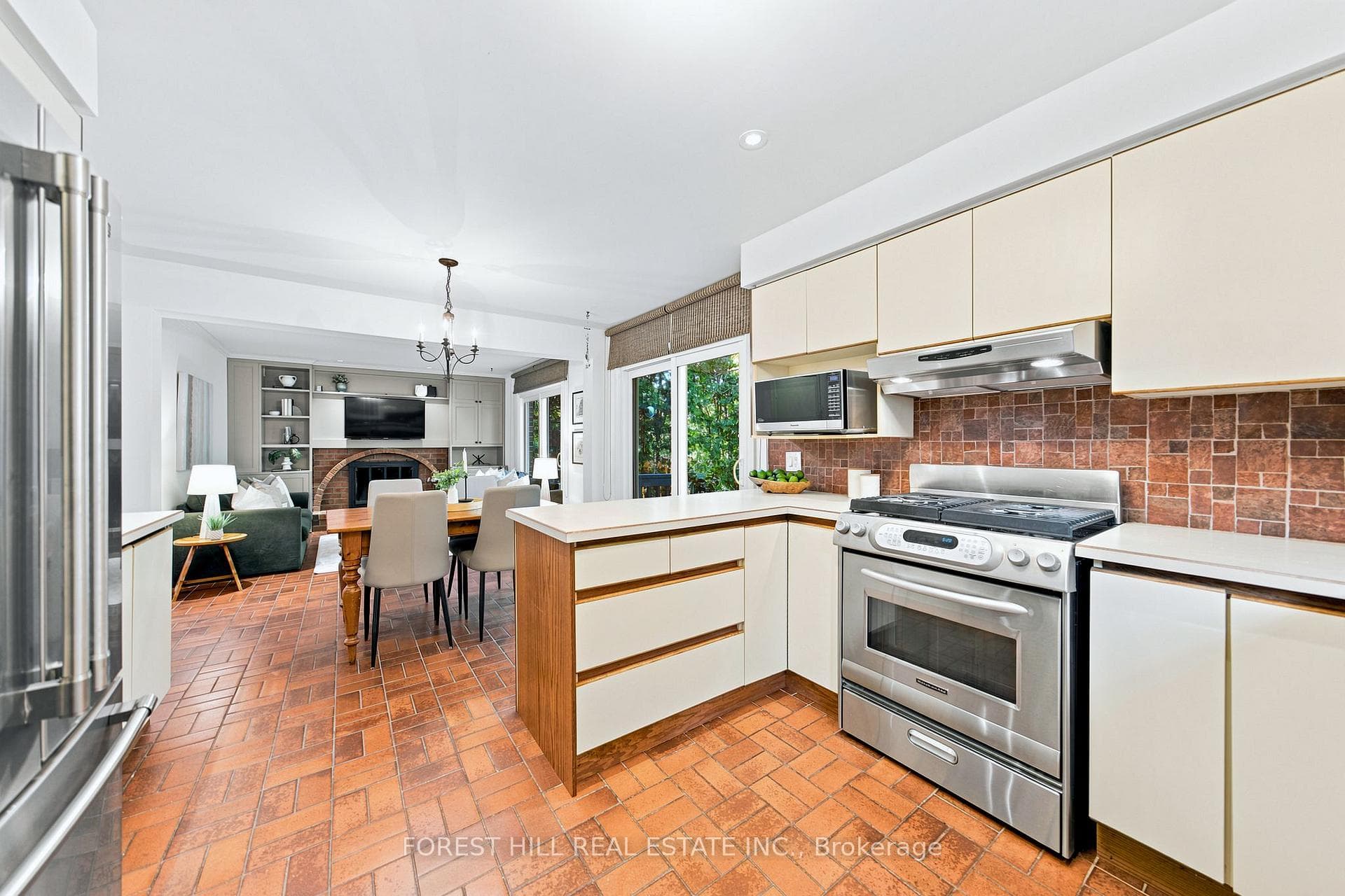 84 Kings College Road photo 15