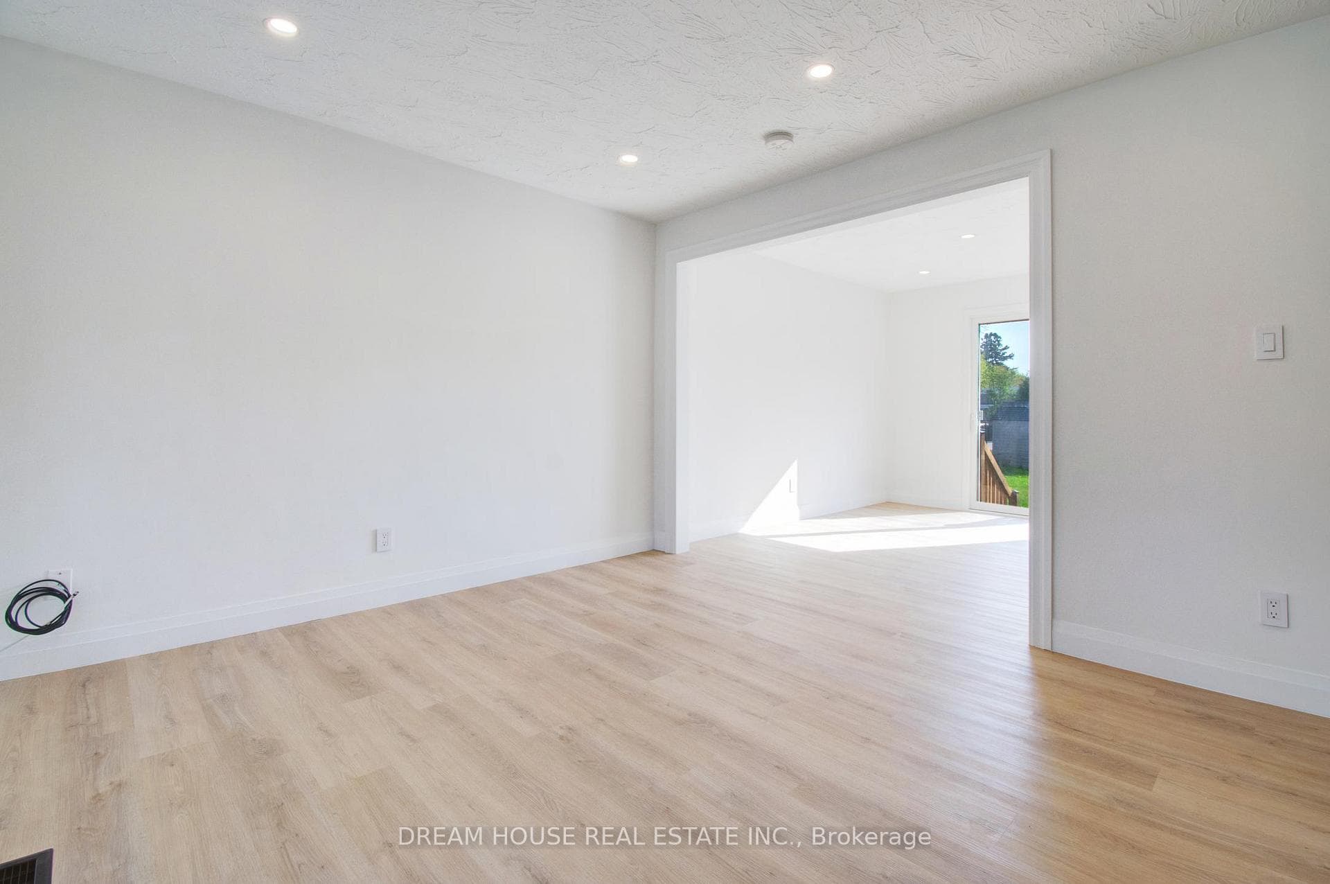 47 Ellis Crescent photo 12
