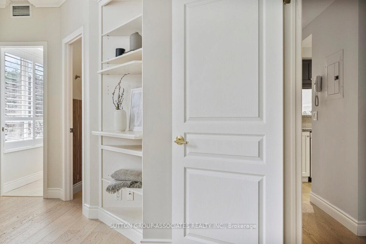 1 Deer Park Crescent Unit 207 photo 8