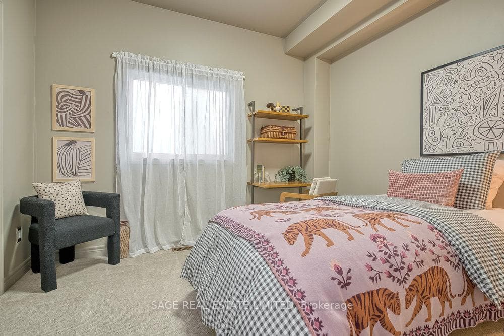 2543A Dundas Street photo 22