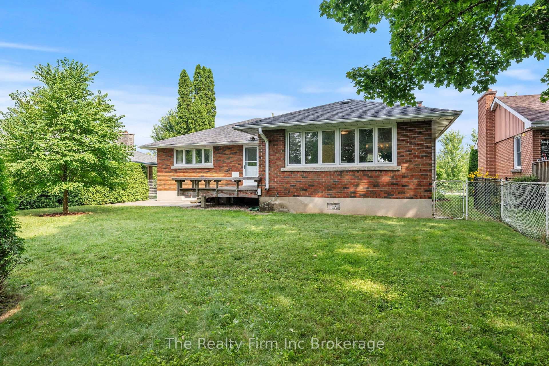 864 Cromwell Street photo 32