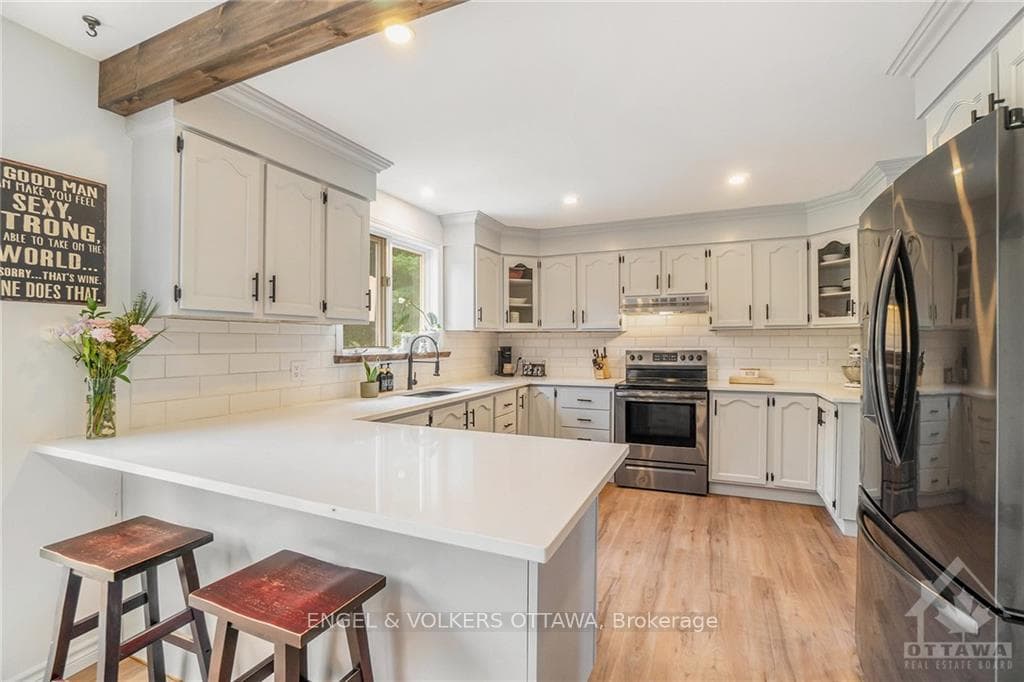 197 TWEED Crescent photo 17