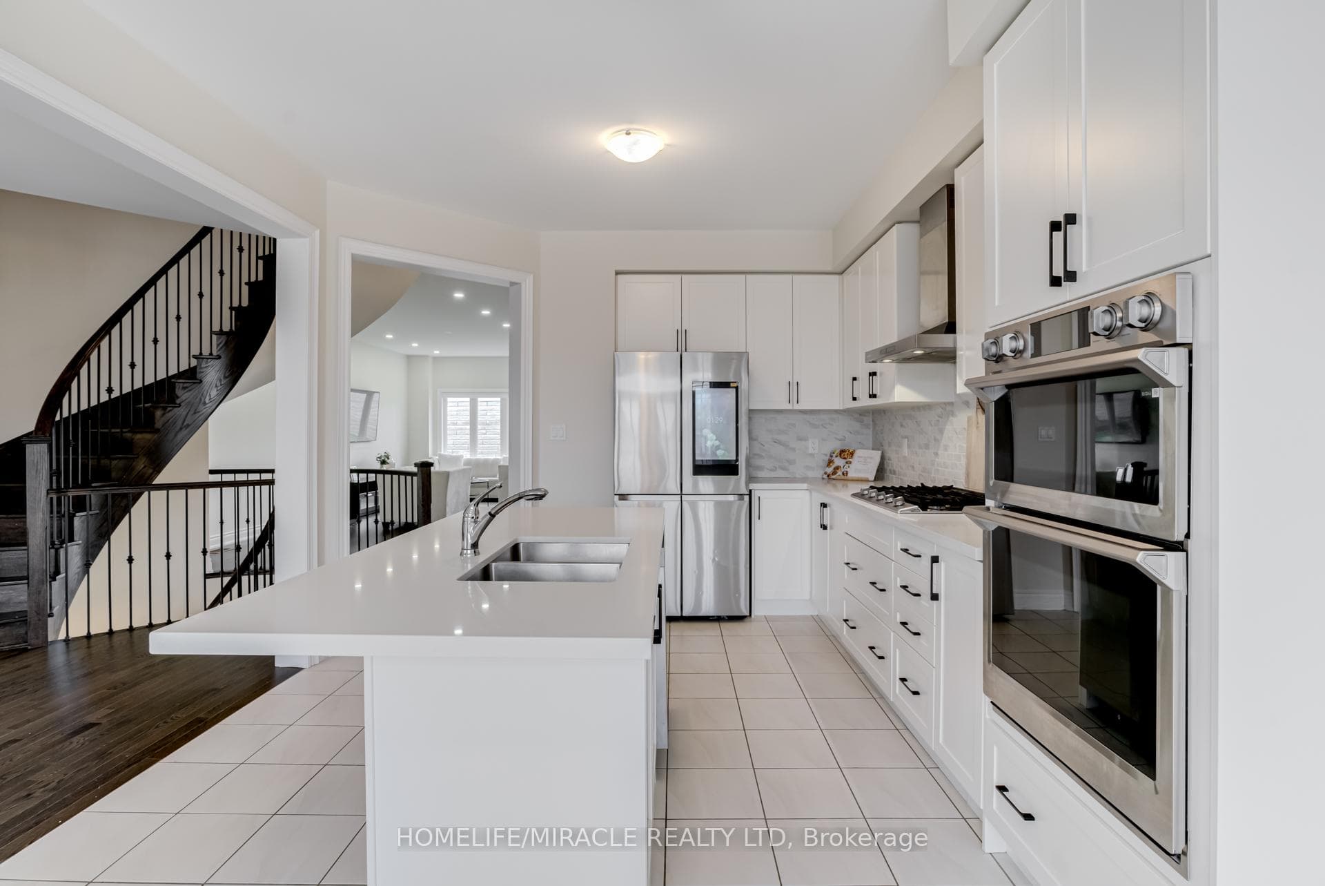 54 Janes Crescent photo 17