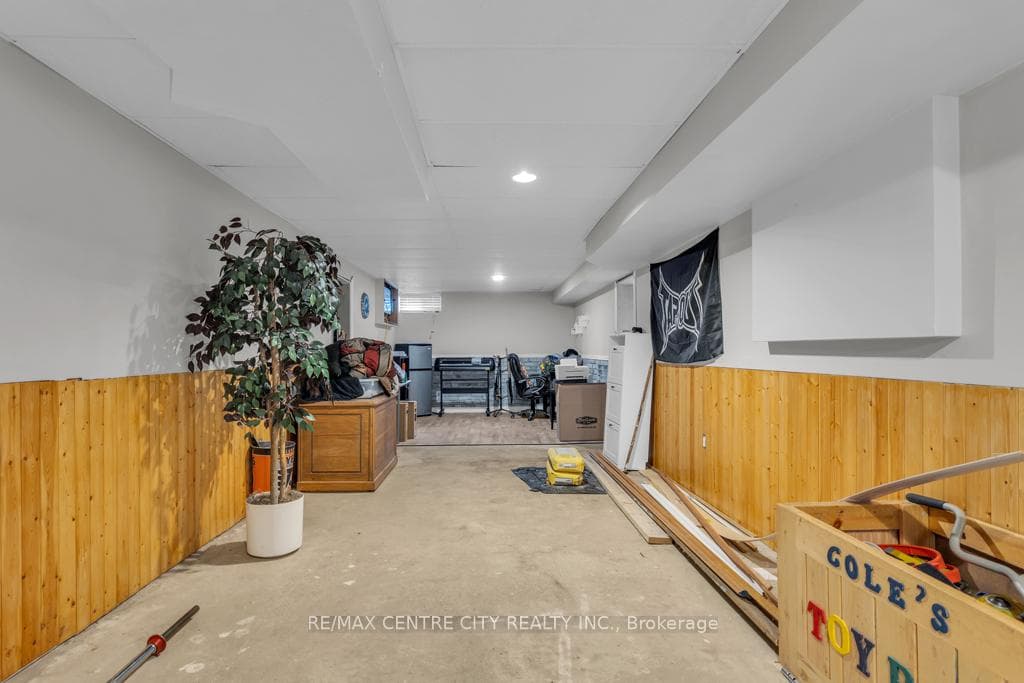 303 Simcoe Street photo 26