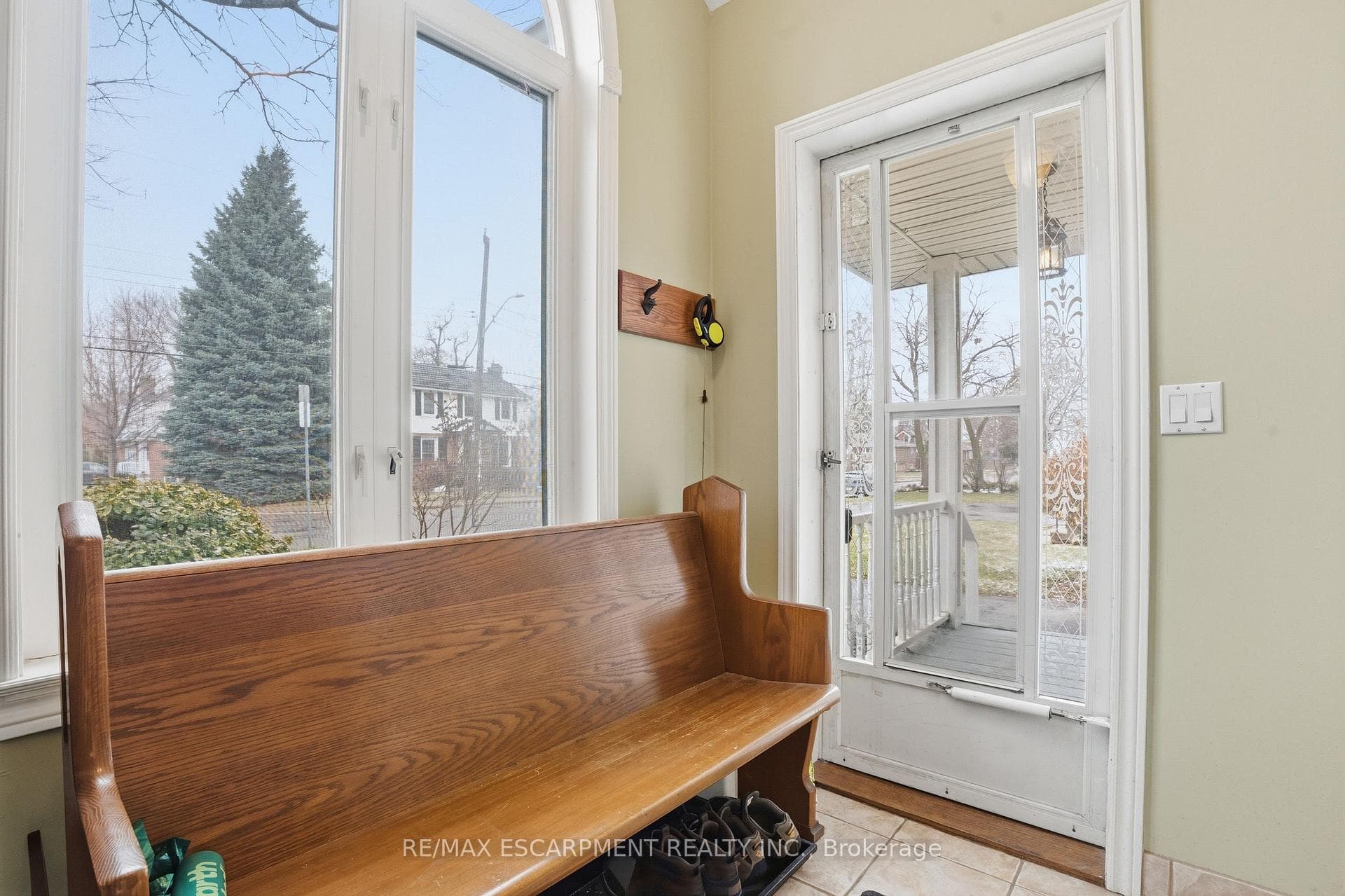 77 Arcade Crescent photo 4
