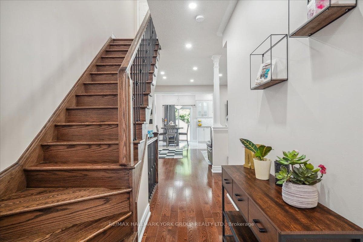 530 Ainsworth Drive photo 4