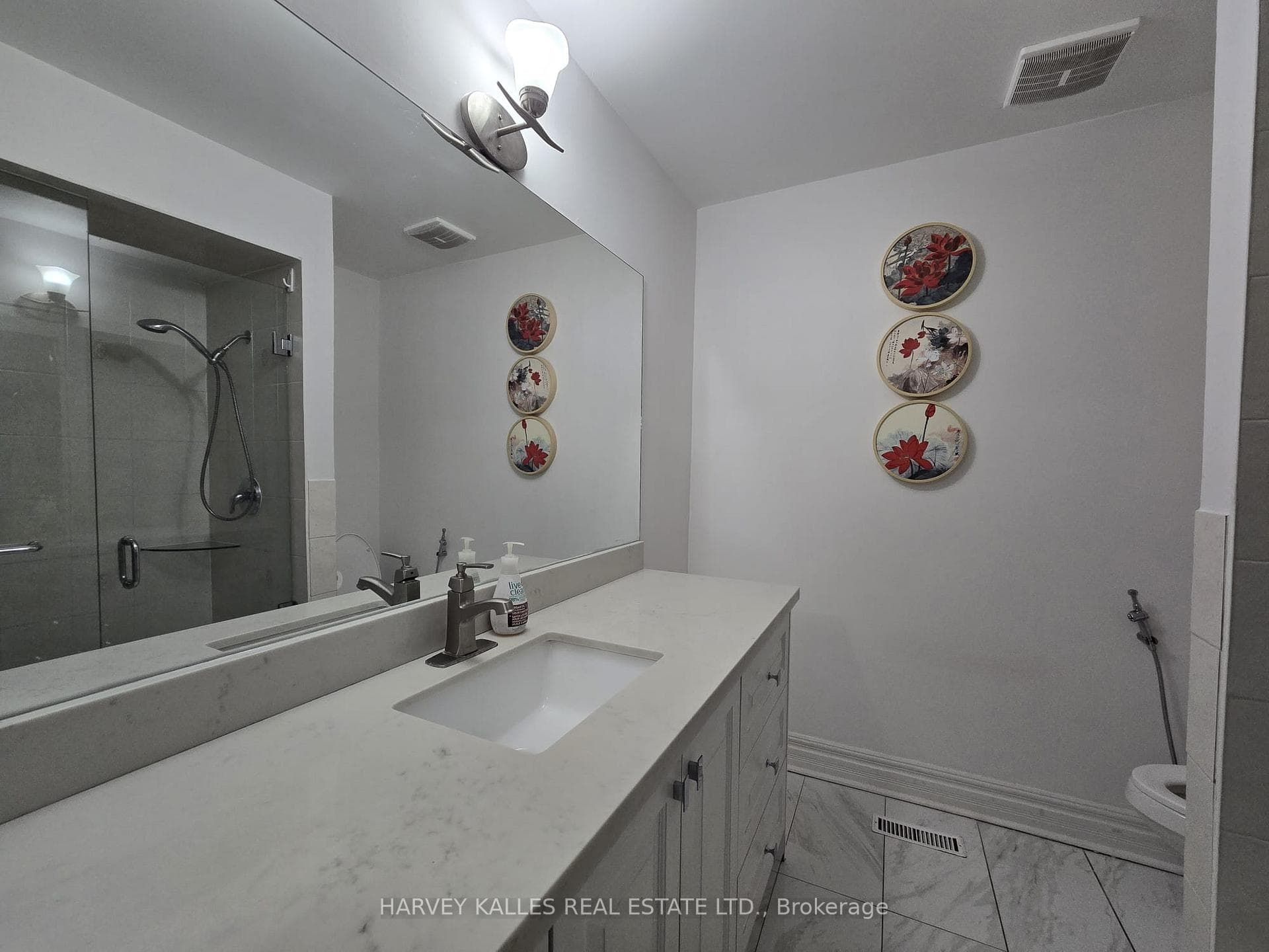 27 Glenstroke Drive photo 9