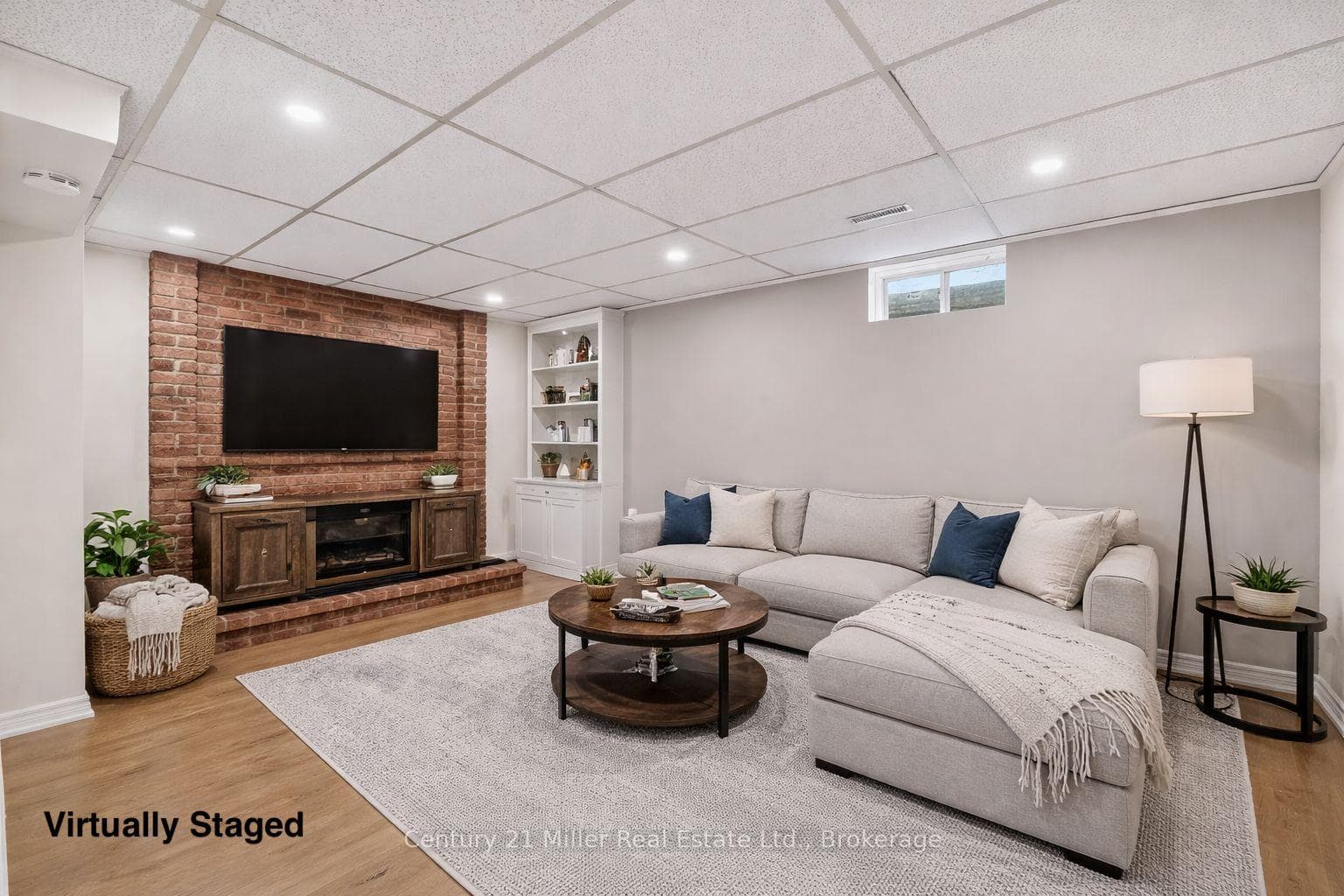 2451 Malcolm Crescent photo 24