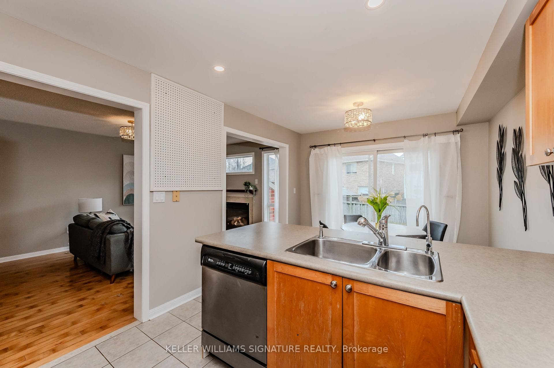 1635 Cartwright Crescent photo 15