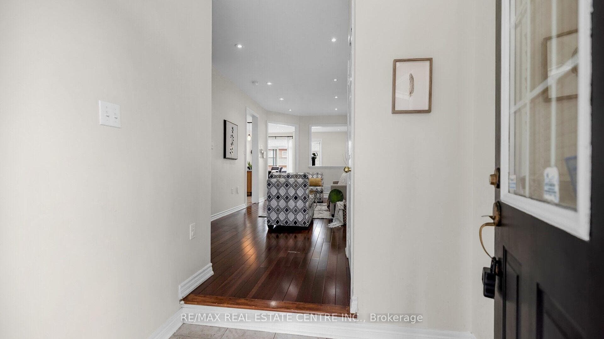 113 Nathaniel Crescent photo 4