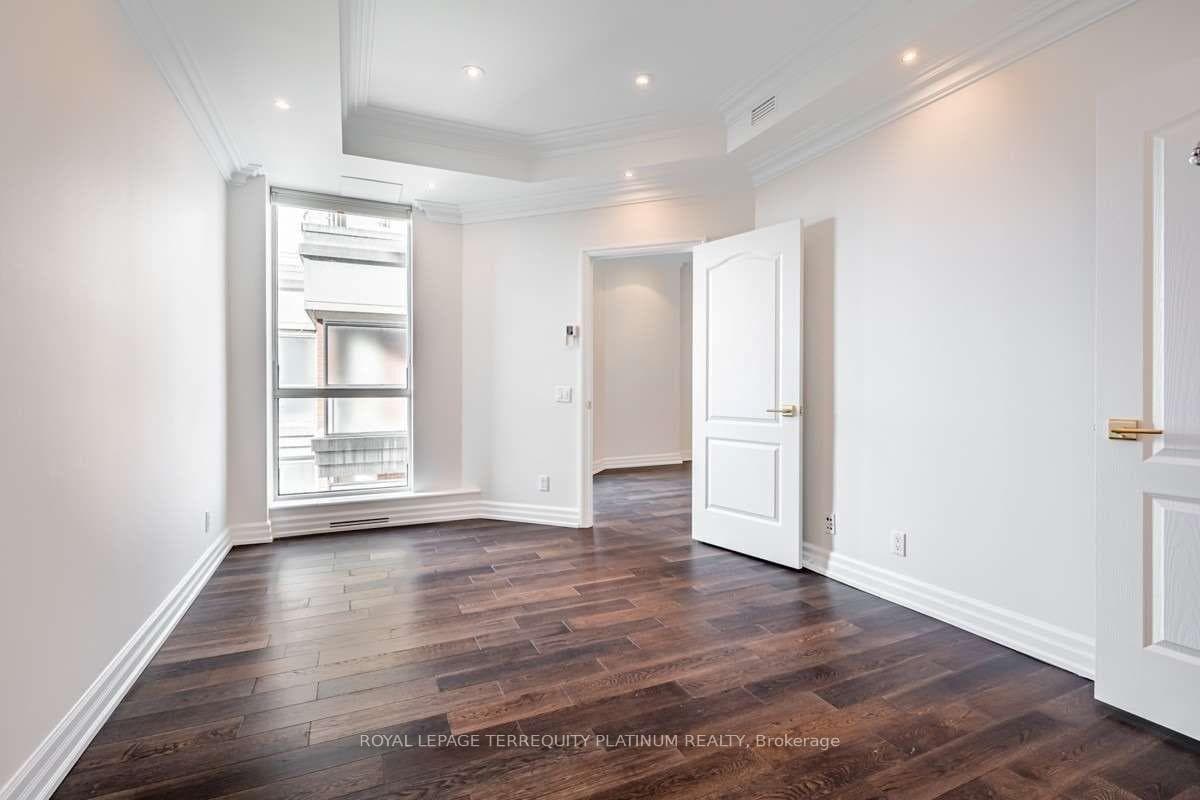 38 Avenue Road Unit 902 photo 13