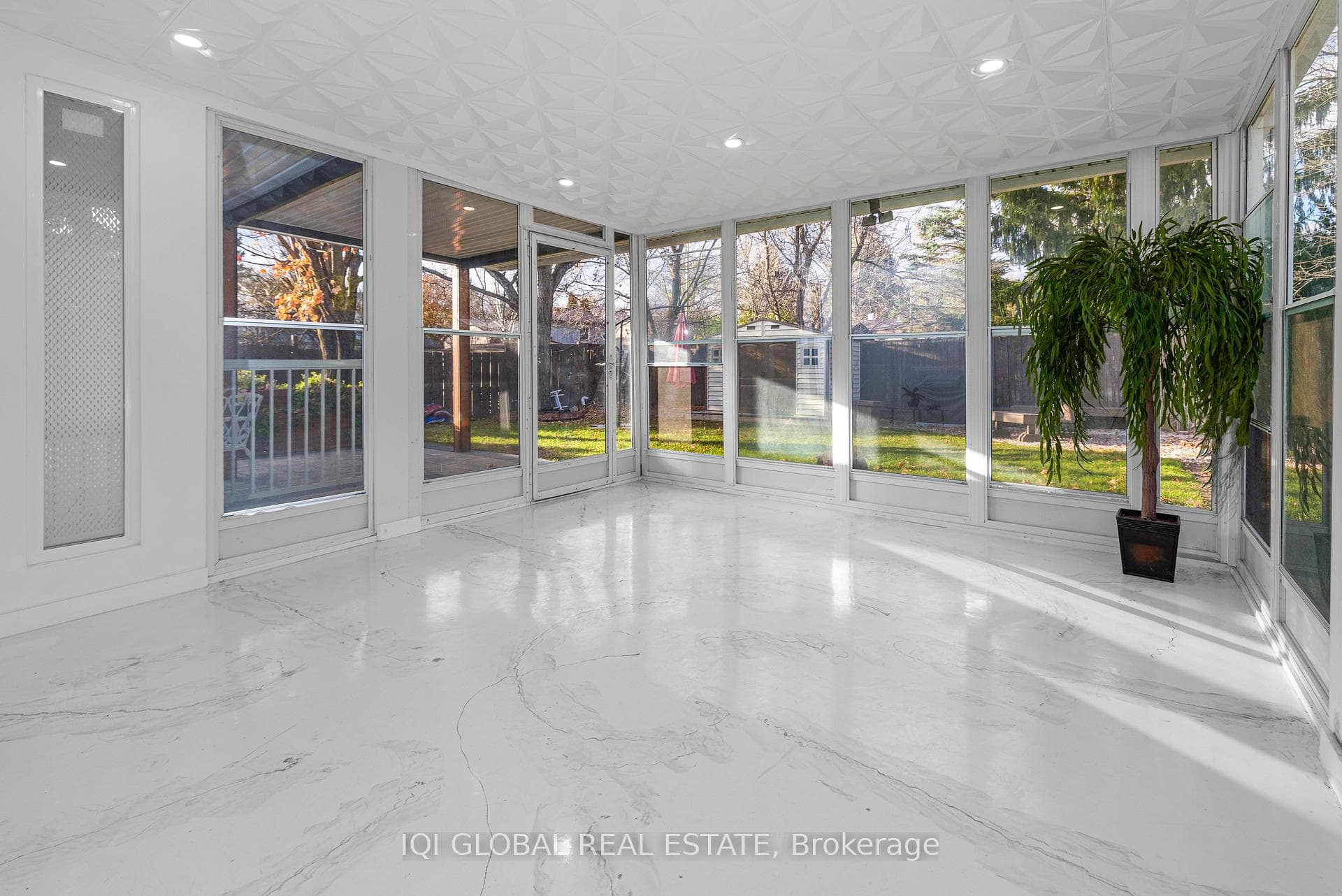 927 Elgin Street photo 13