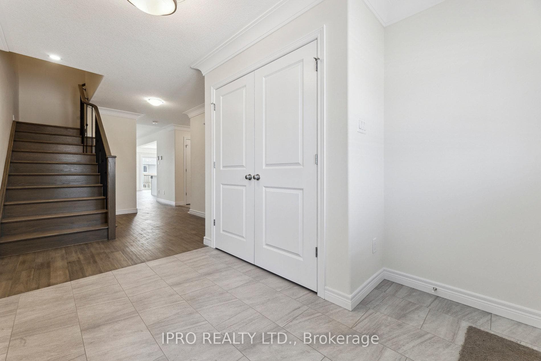 925 Bamford Terrace photo 5