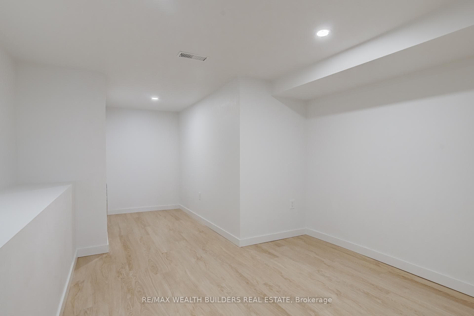 2443 Dundas Street photo 12