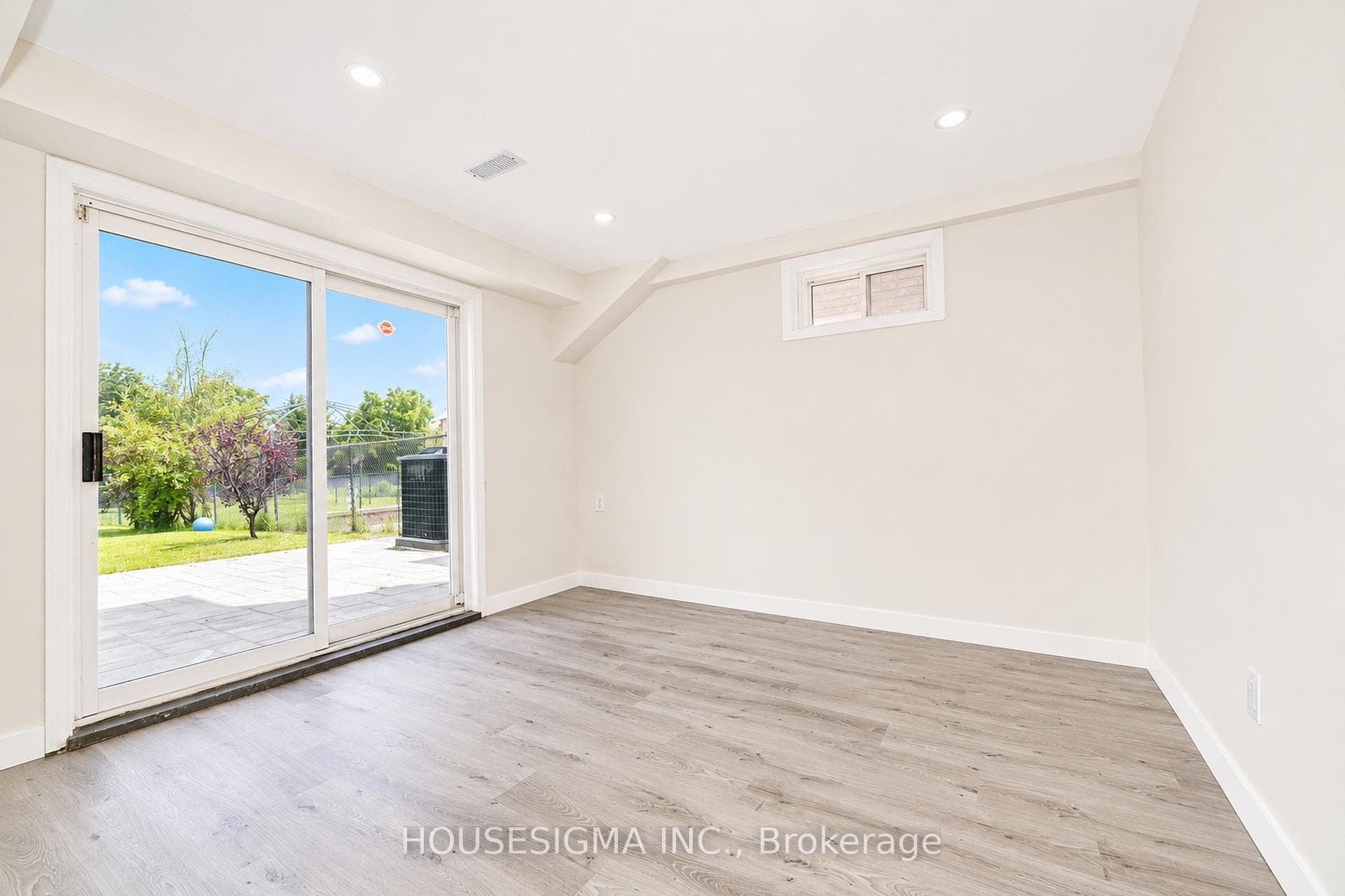 266 Royalpark Way photo 35
