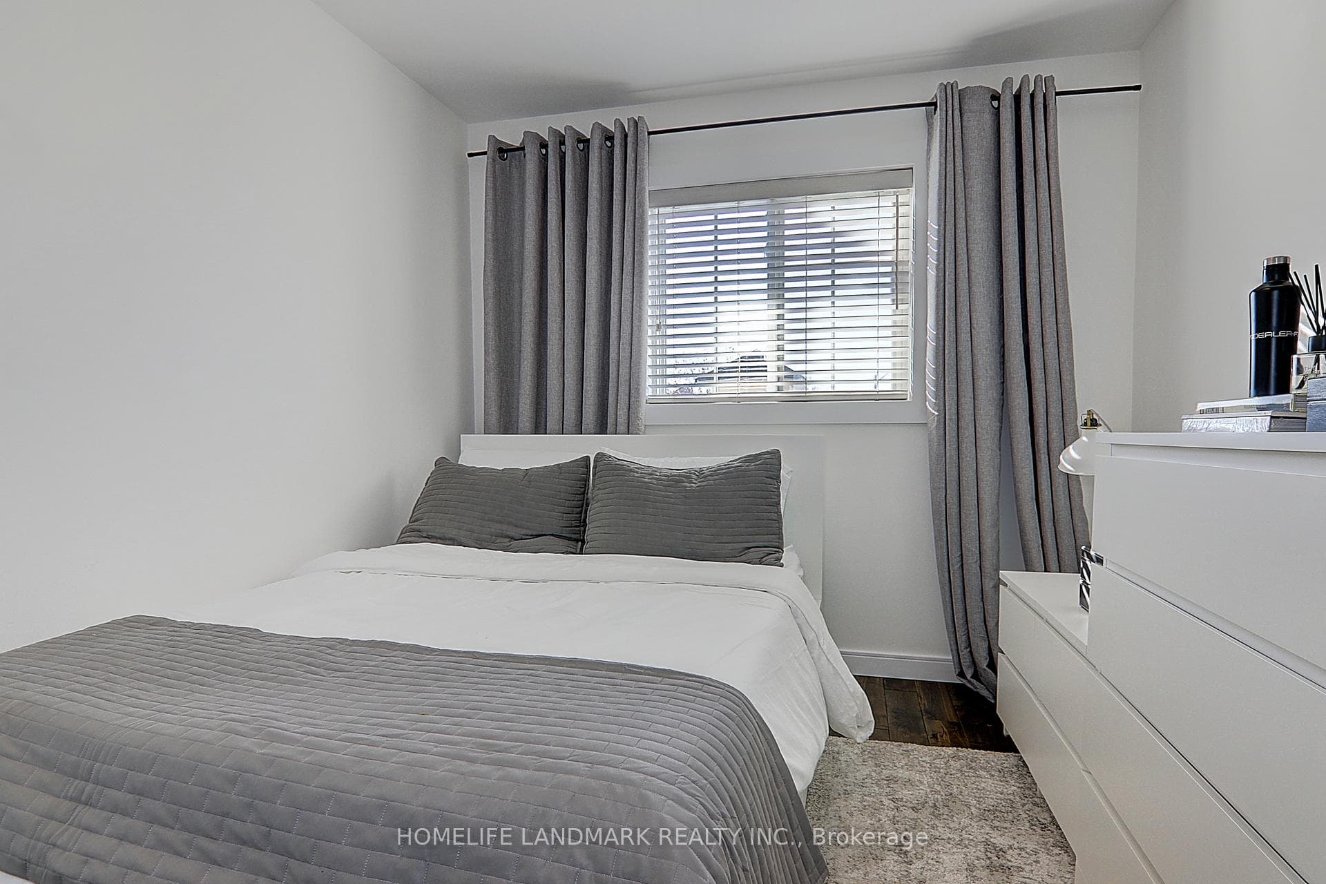 9144 Dufferin Street photo 31