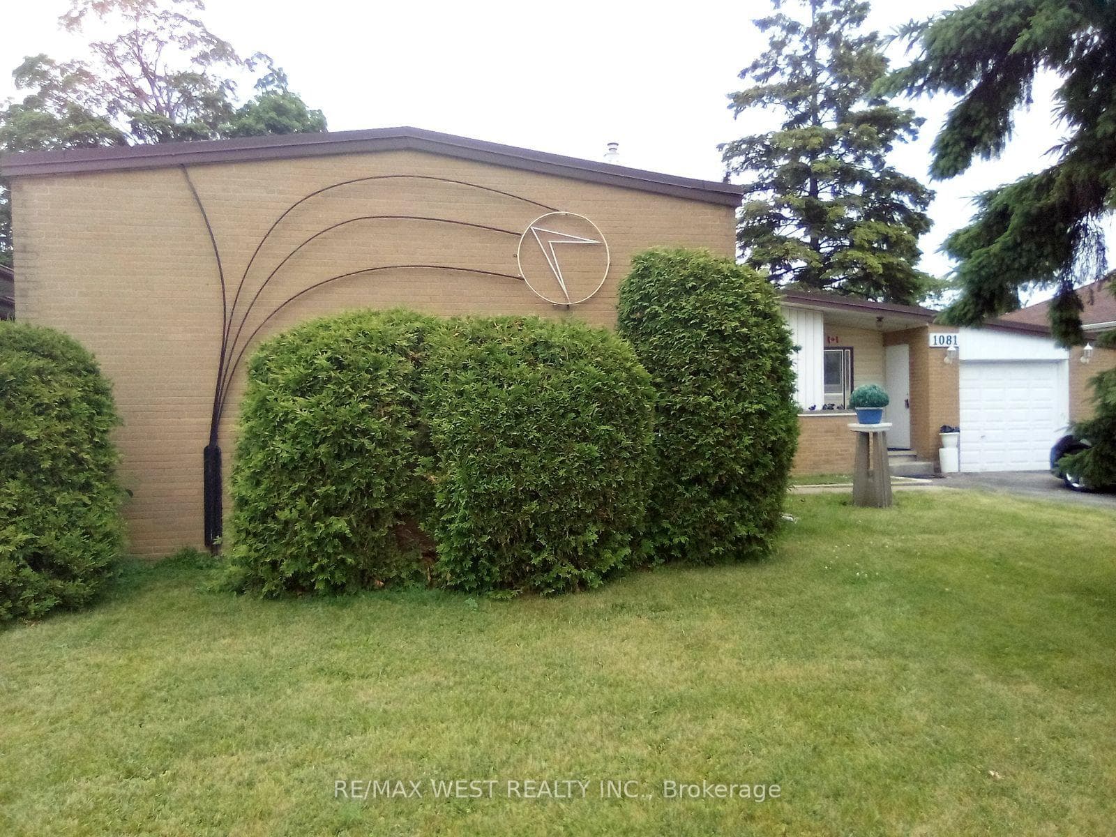 1081 Islington Avenue photo 1