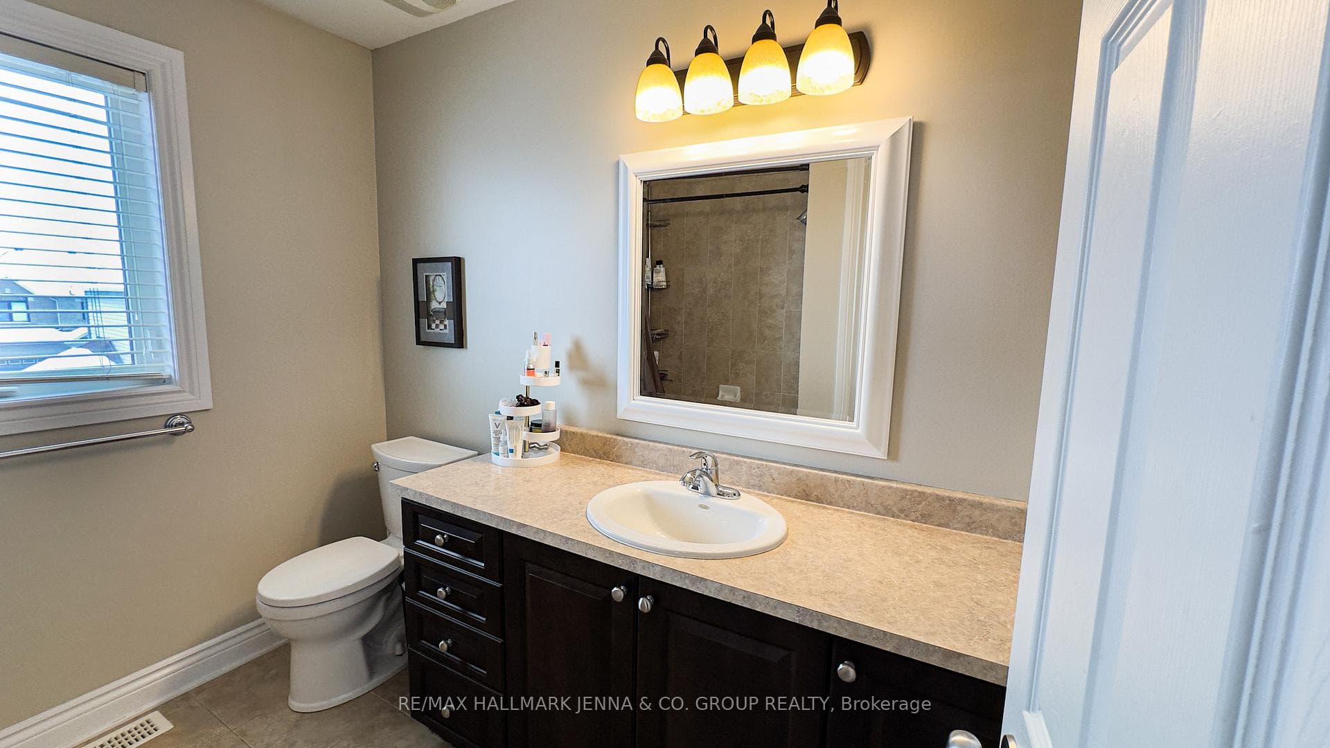 226 Marjan Crescent photo 17