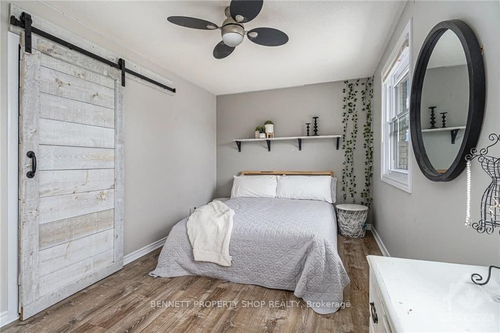 1676 DUNROBIN Road photo 10