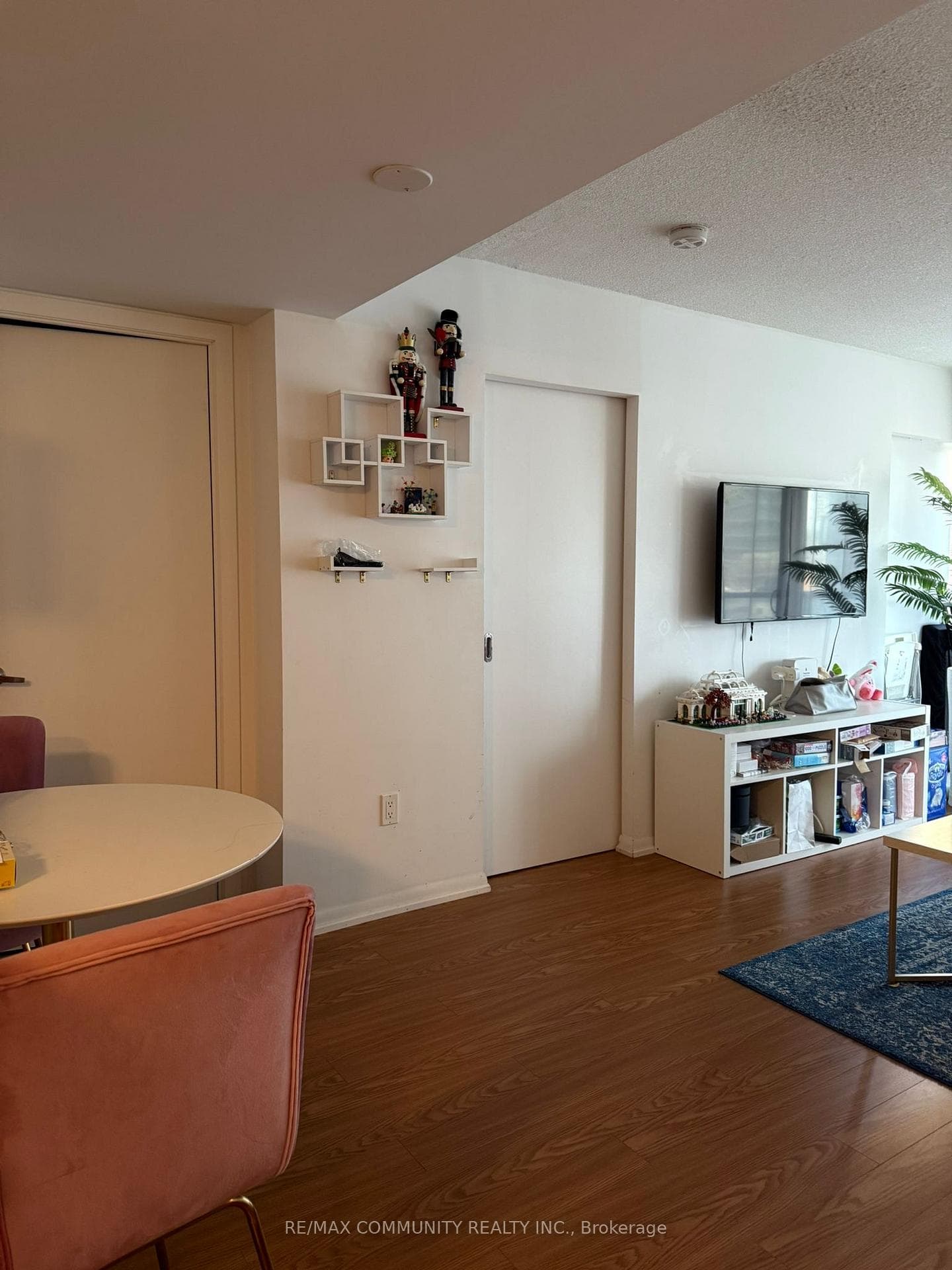 37 Grosvenor Street Unit 1209 photo 3