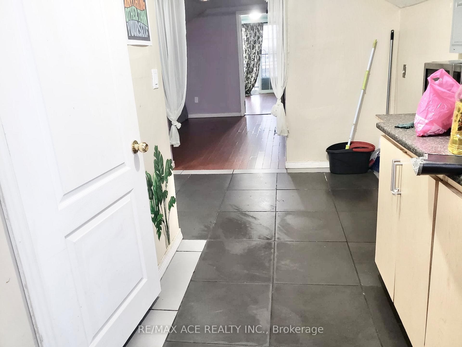 7098 Goreway Drive photo 14