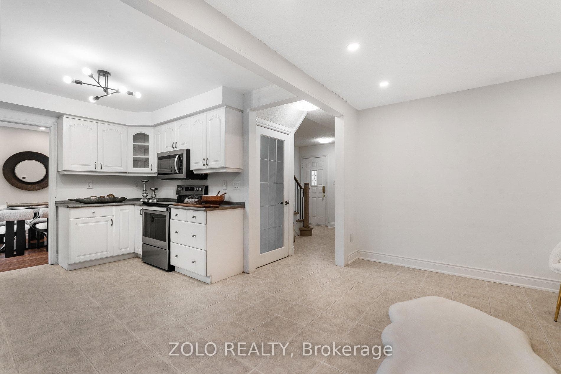 272 Elman Crescent photo 16