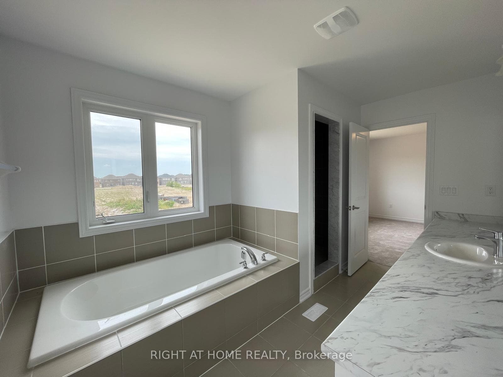 324 Russell Street photo 14