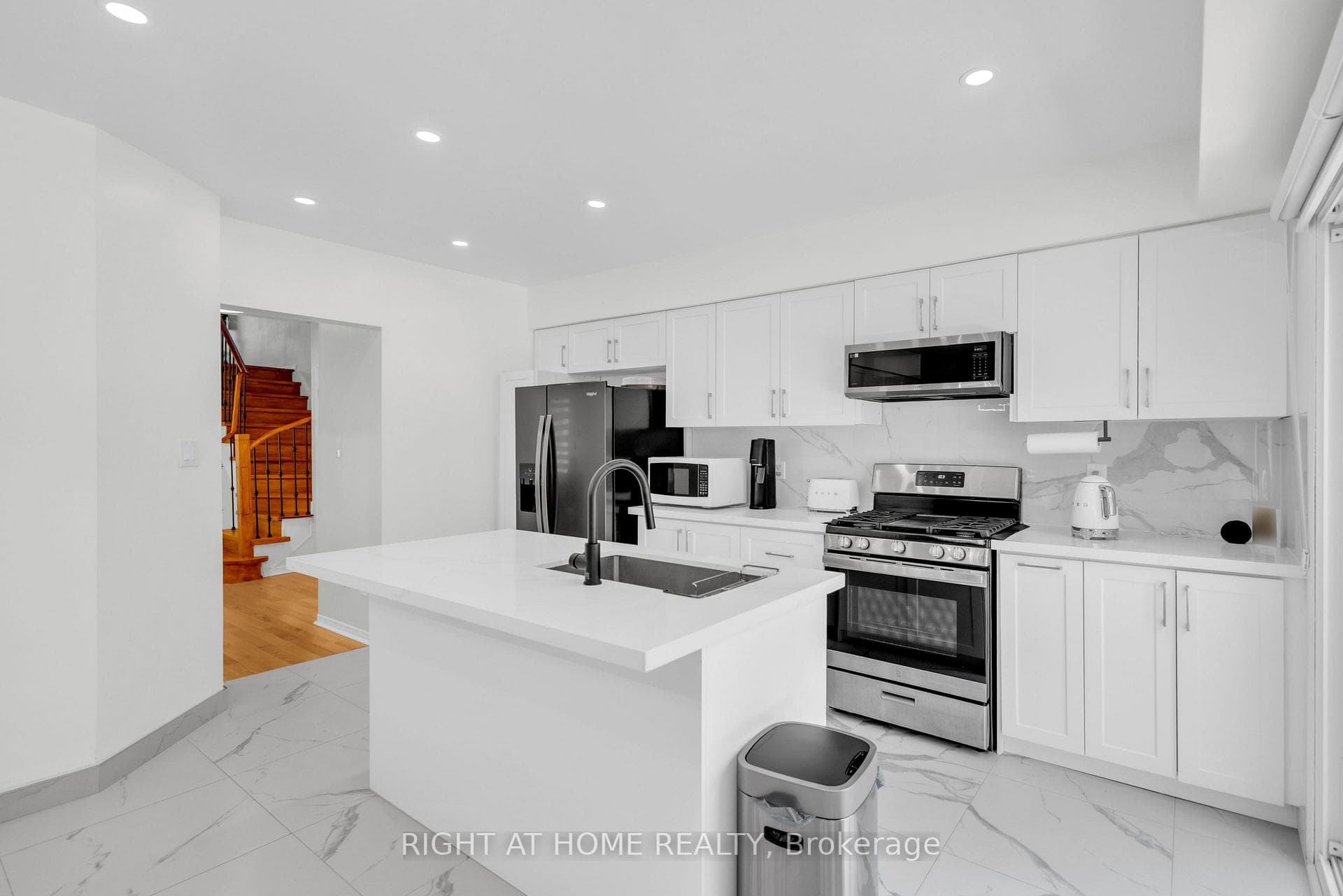 2029 Westmount Drive photo 11