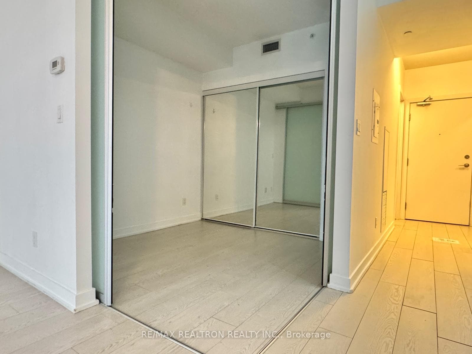 20 Bruyeres Mews Unit 516 photo 3
