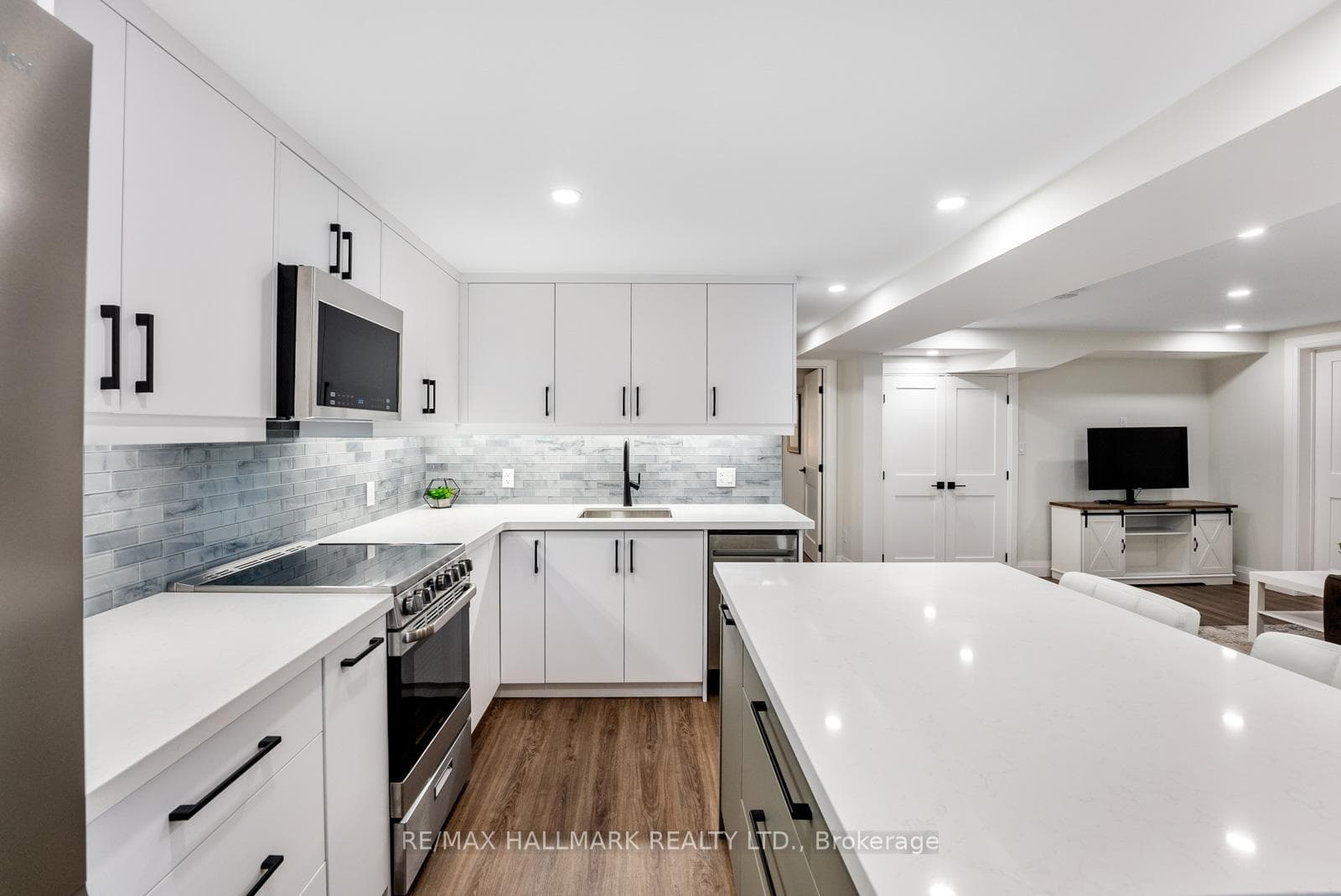 HighEnd Apartment Size Apppliances Quartz Counters
