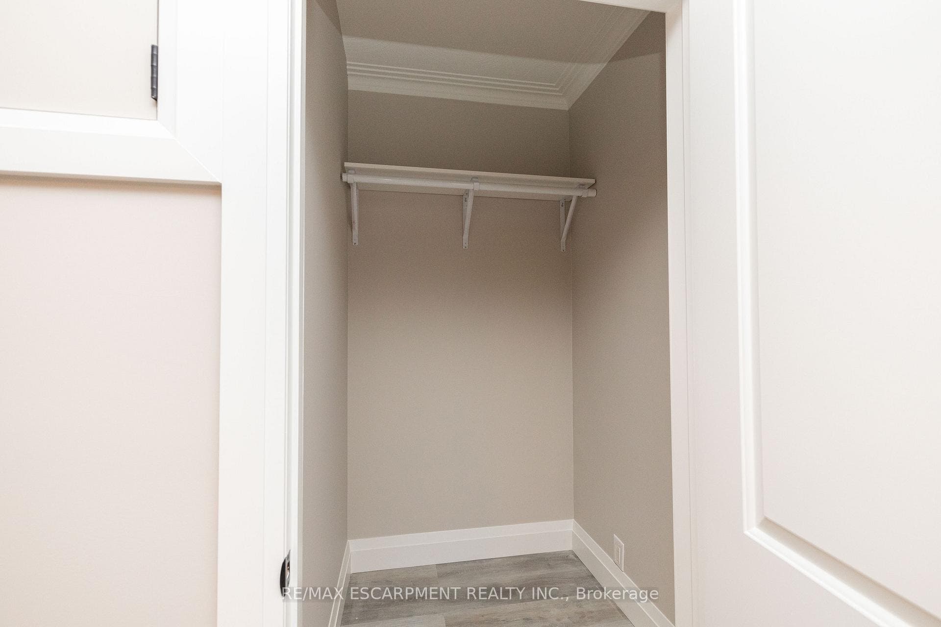 402 Third Line photo 36