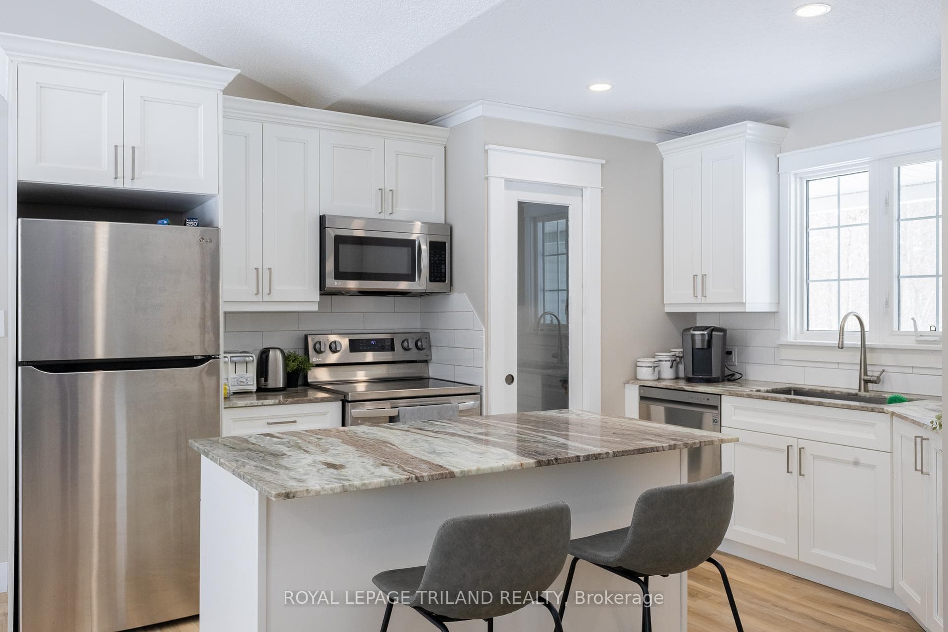 Sparkling new interior w/ appliances included!
