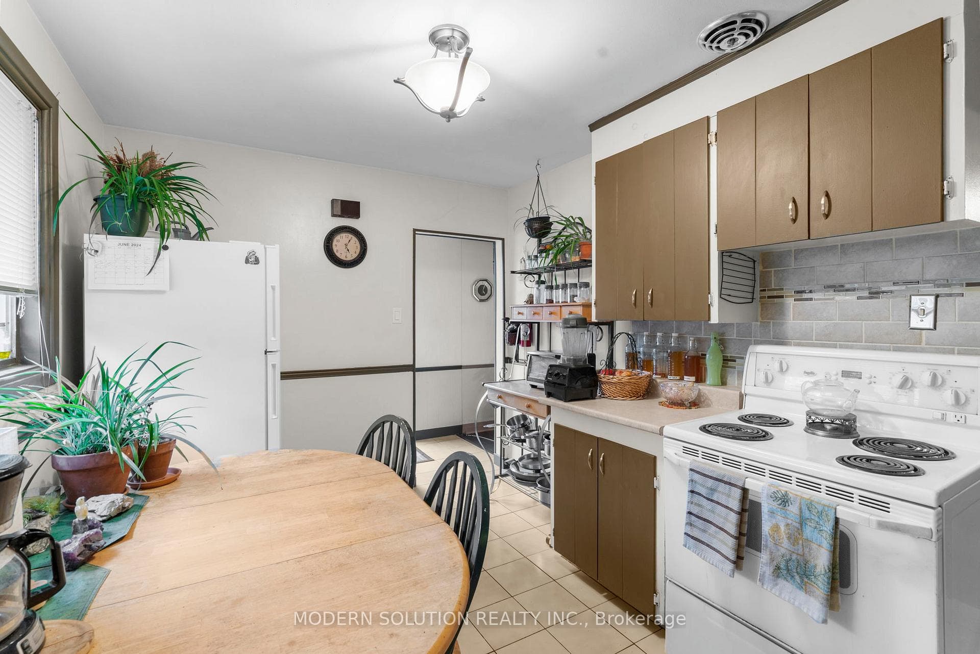 63 Newbury Drive photo 9