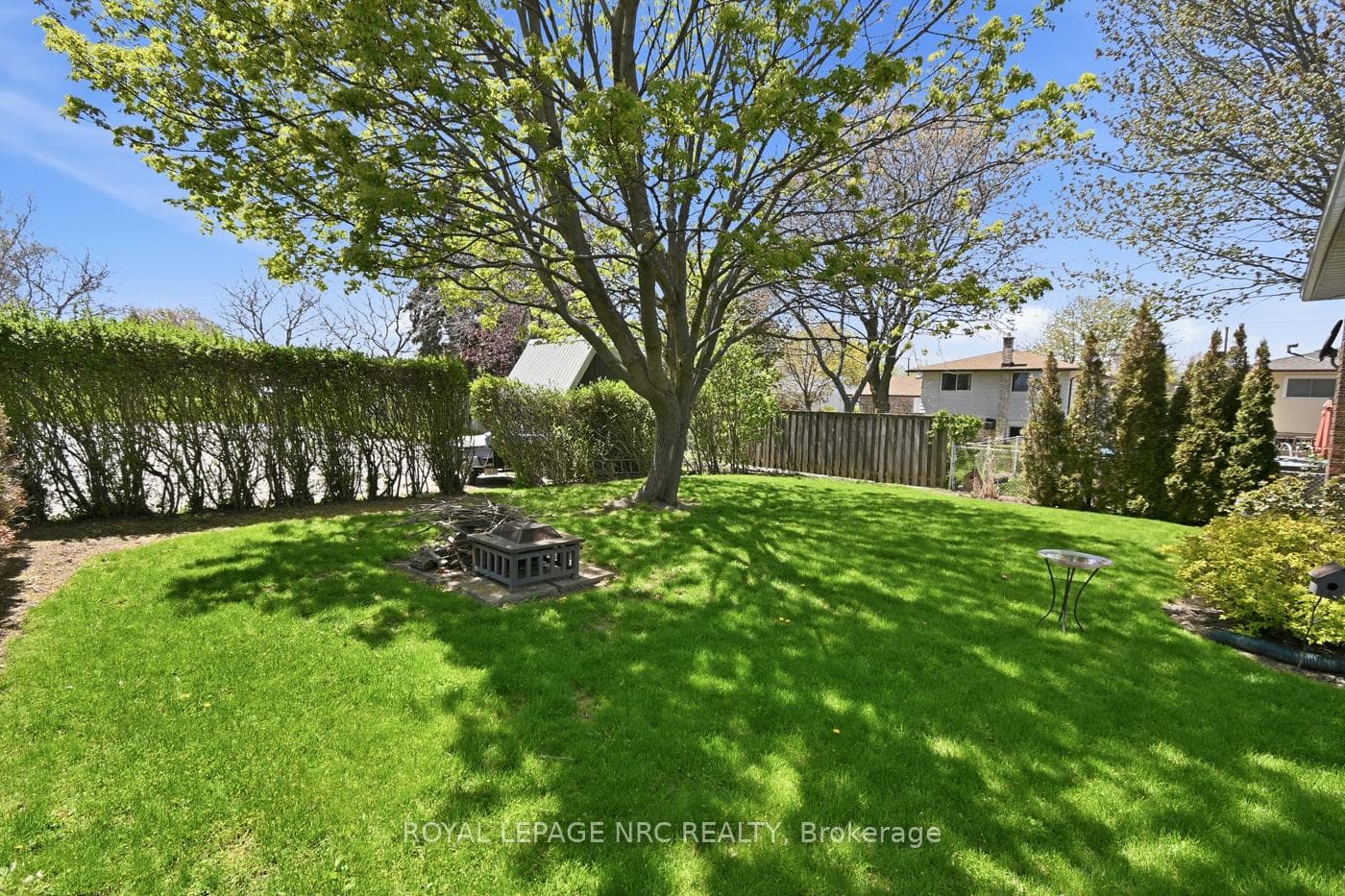 520 Clarence Street photo 48