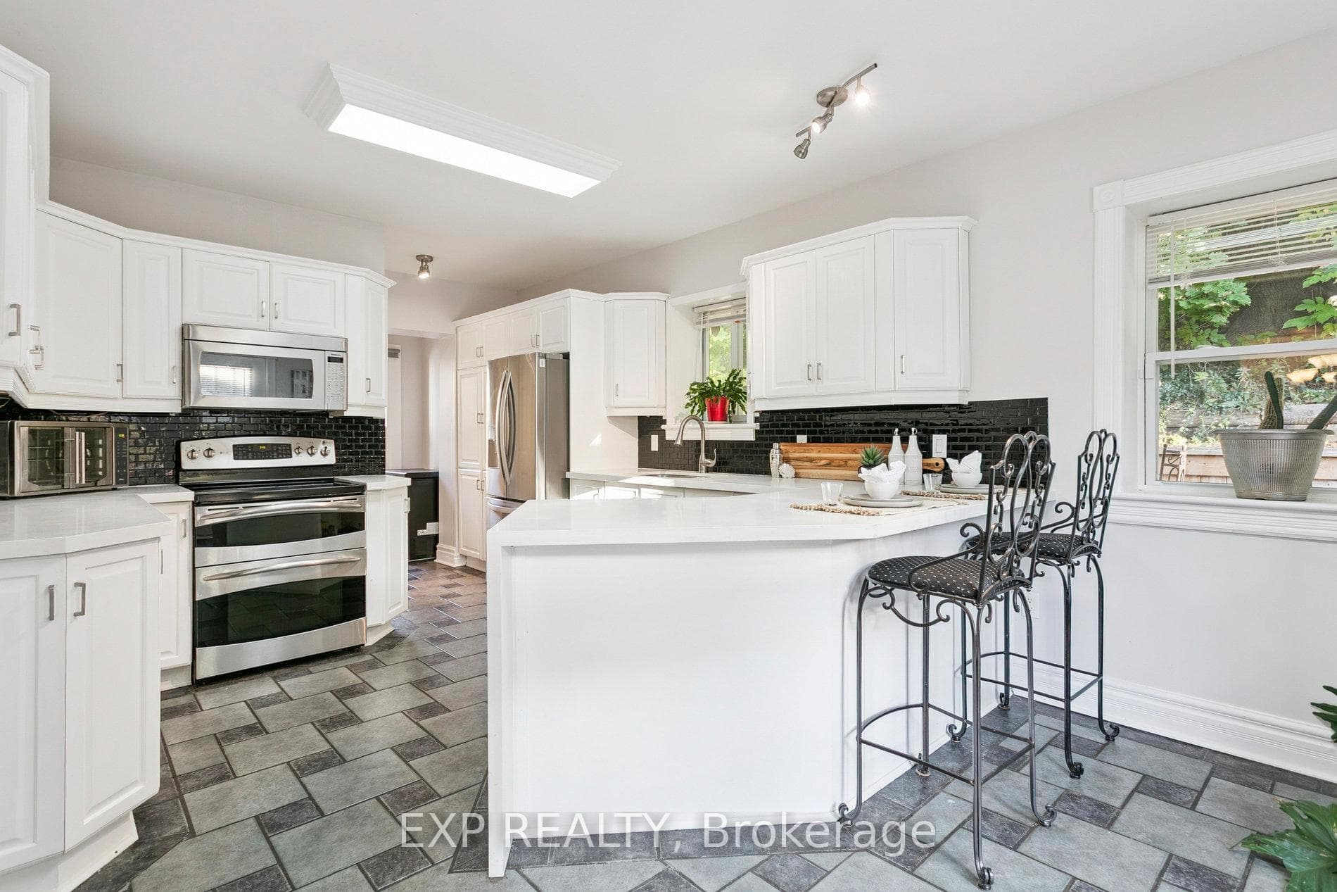 132 QUEEN Street photo 22