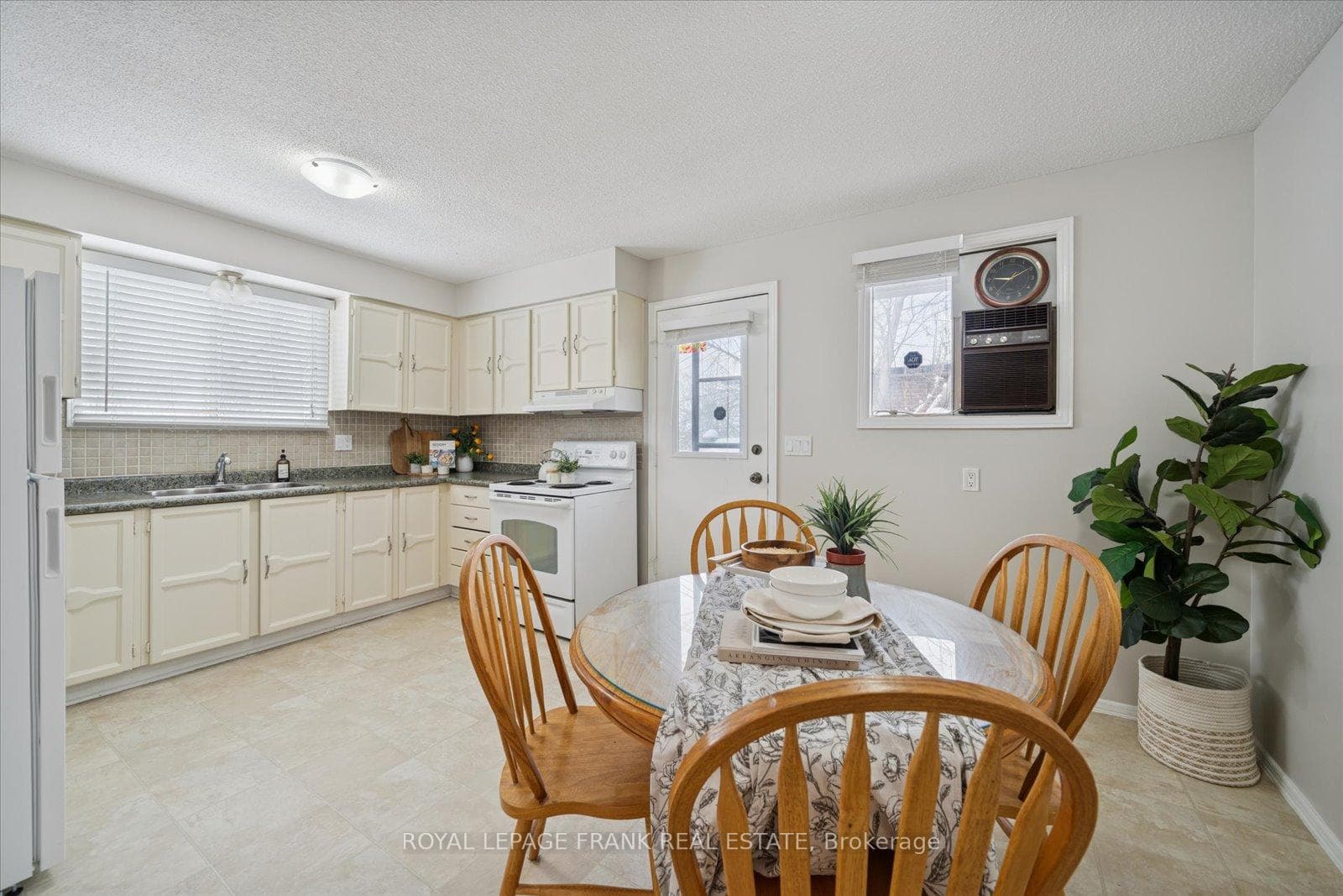 581 Grandview Street photo 9