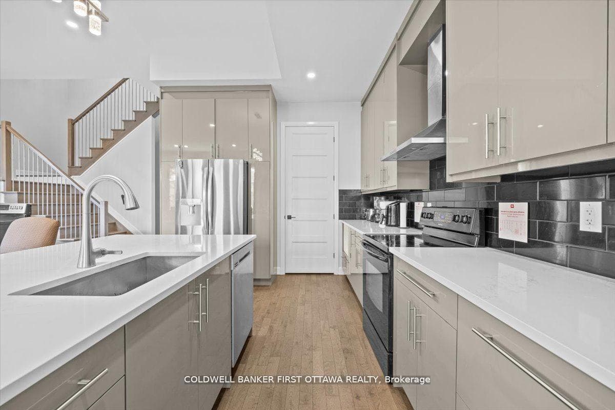 562 QUEEN MARY Street photo 8