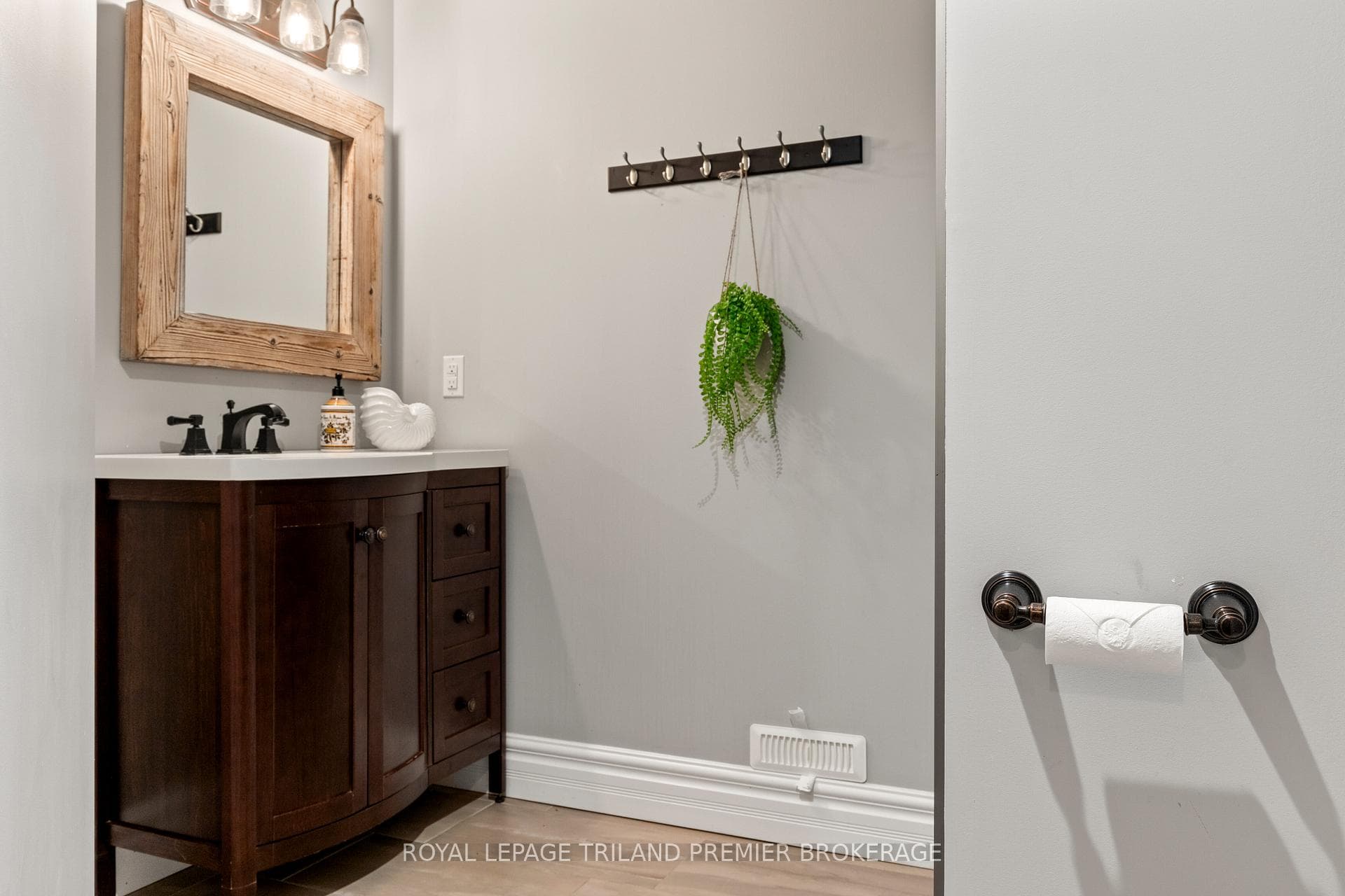 892 Talisman Crescent photo 28