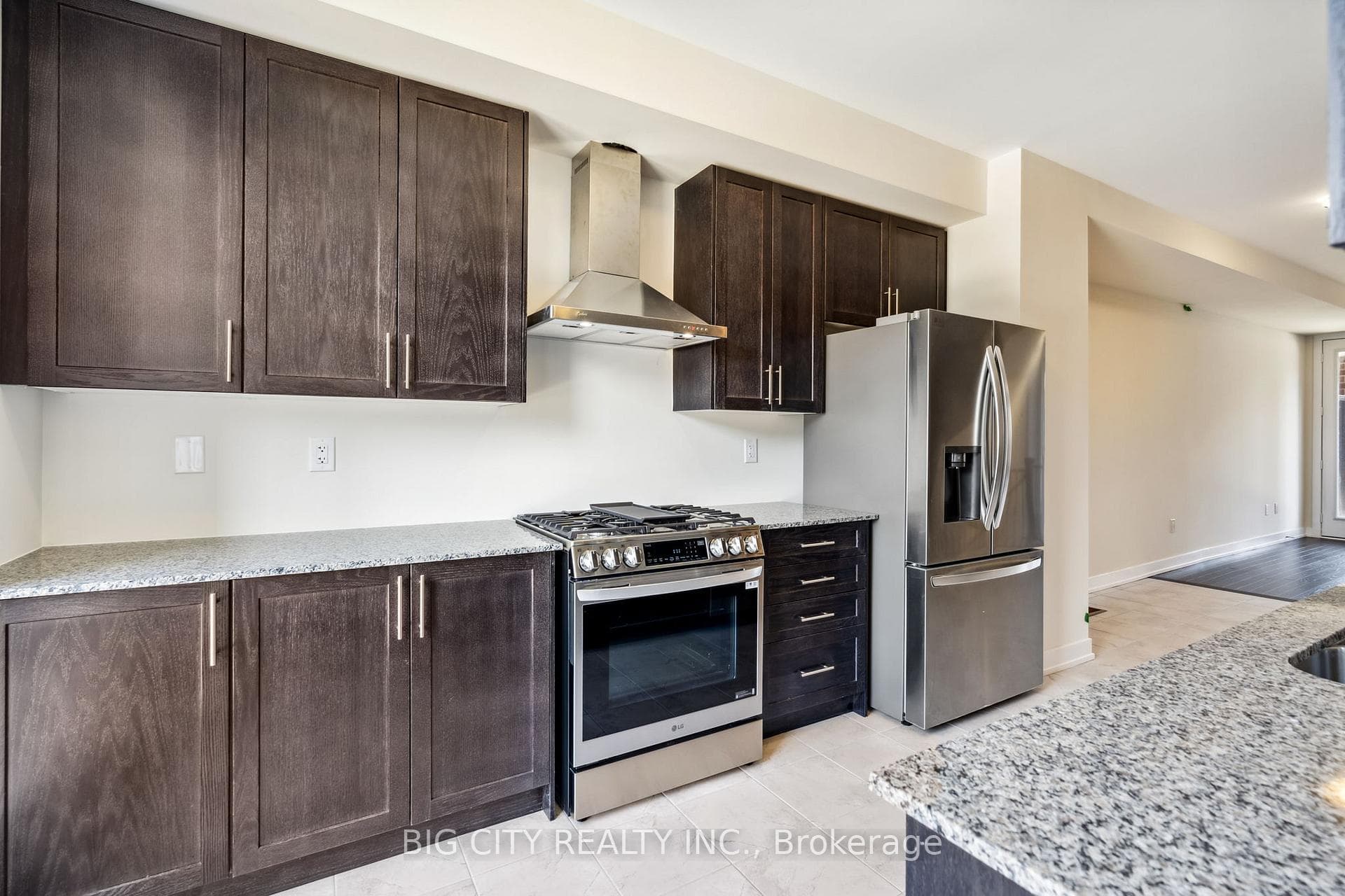 101 Stauffer Crescent photo 6