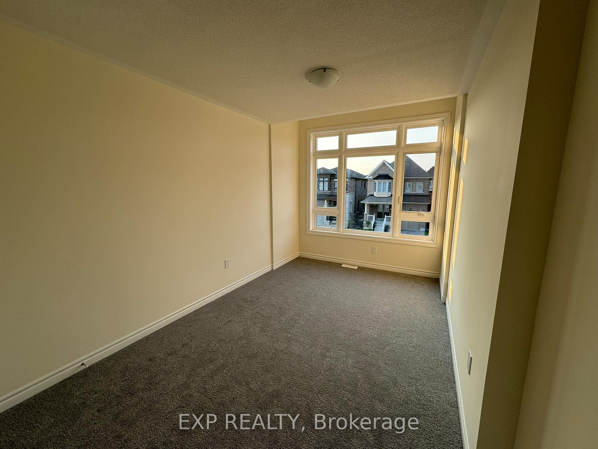 68 Mountainside Crescent photo 4