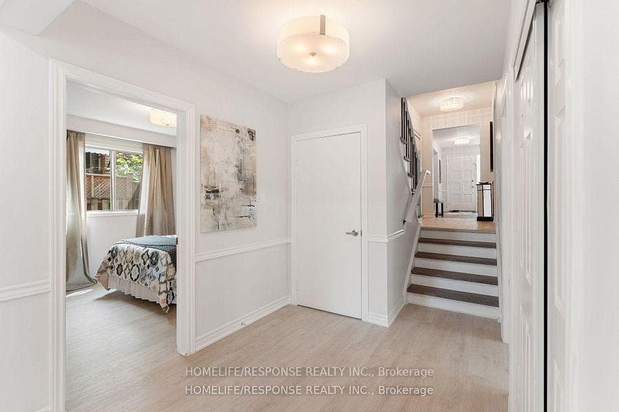 919 STREAMWAY Crescent photo 17