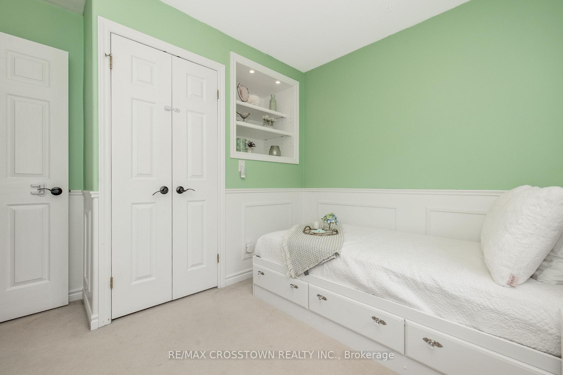 11 Revelstoke Court photo 31