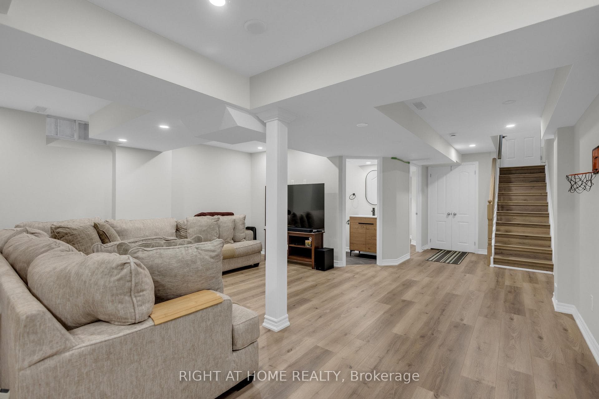 2029 Westmount Drive photo 26