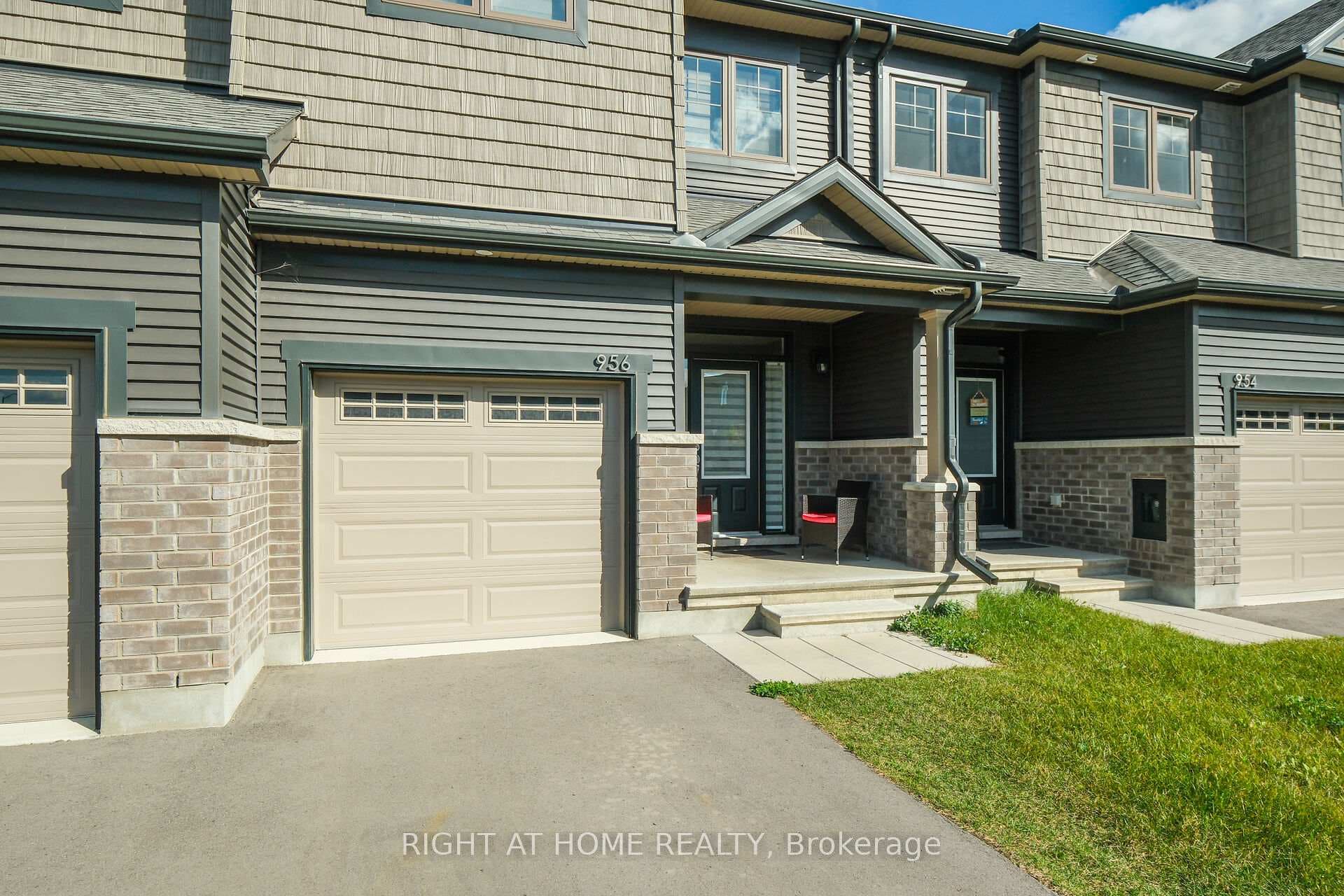 956 Socca Crescent photo 3