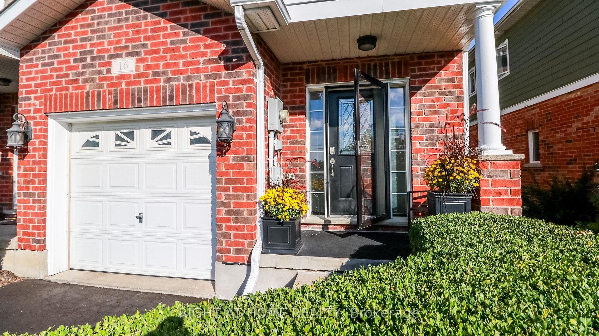 Inviting 16 Claudio Cres Town Home entry